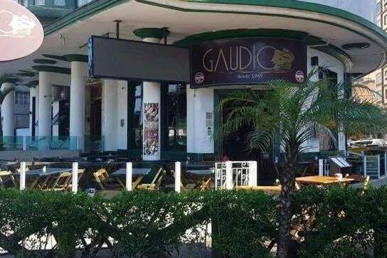 Restaurante em frente à Praia do Gonzaguinha, em São Vicente, foi furtado por bandidos