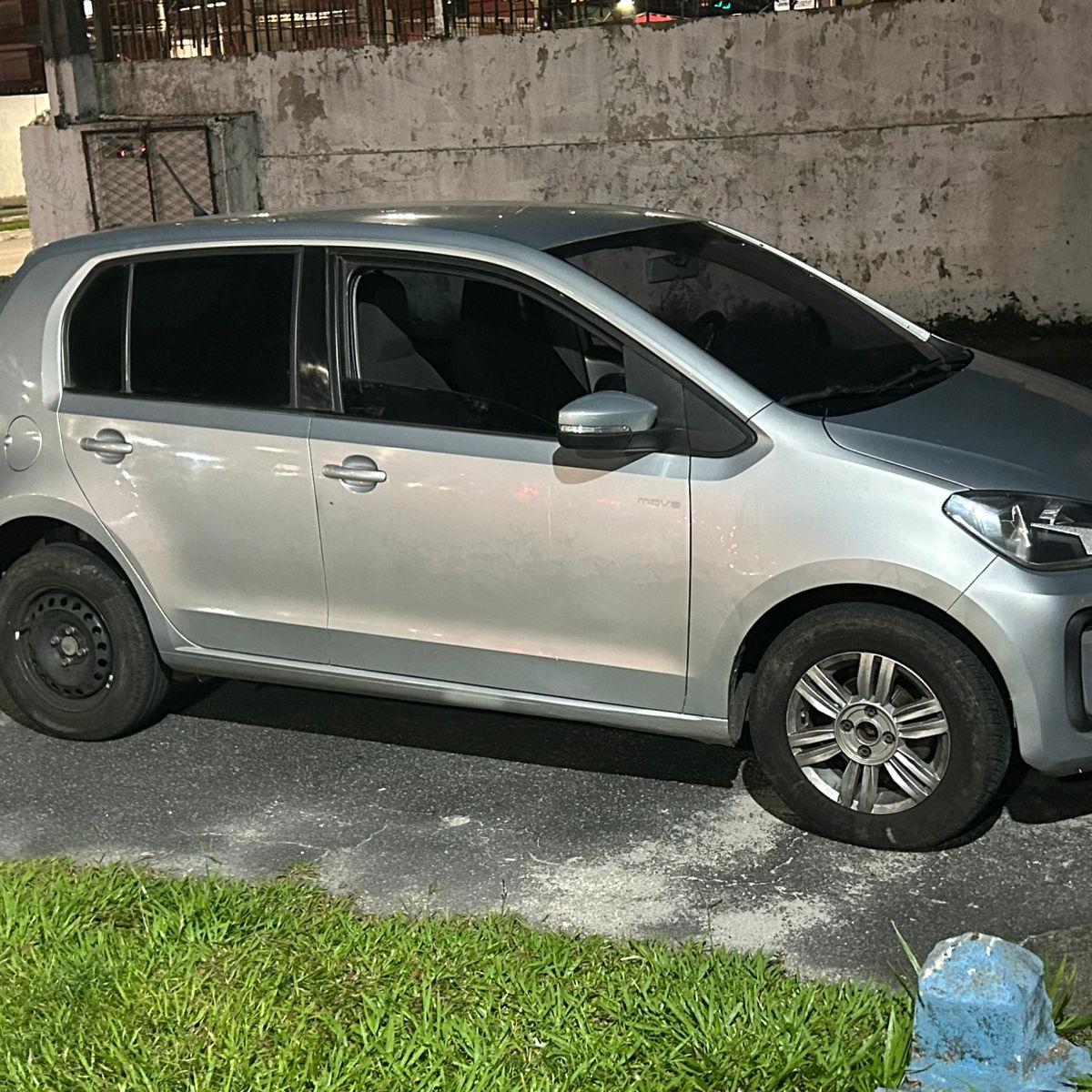 O carro que foi encontrado quando os policiais abordaram a dupla