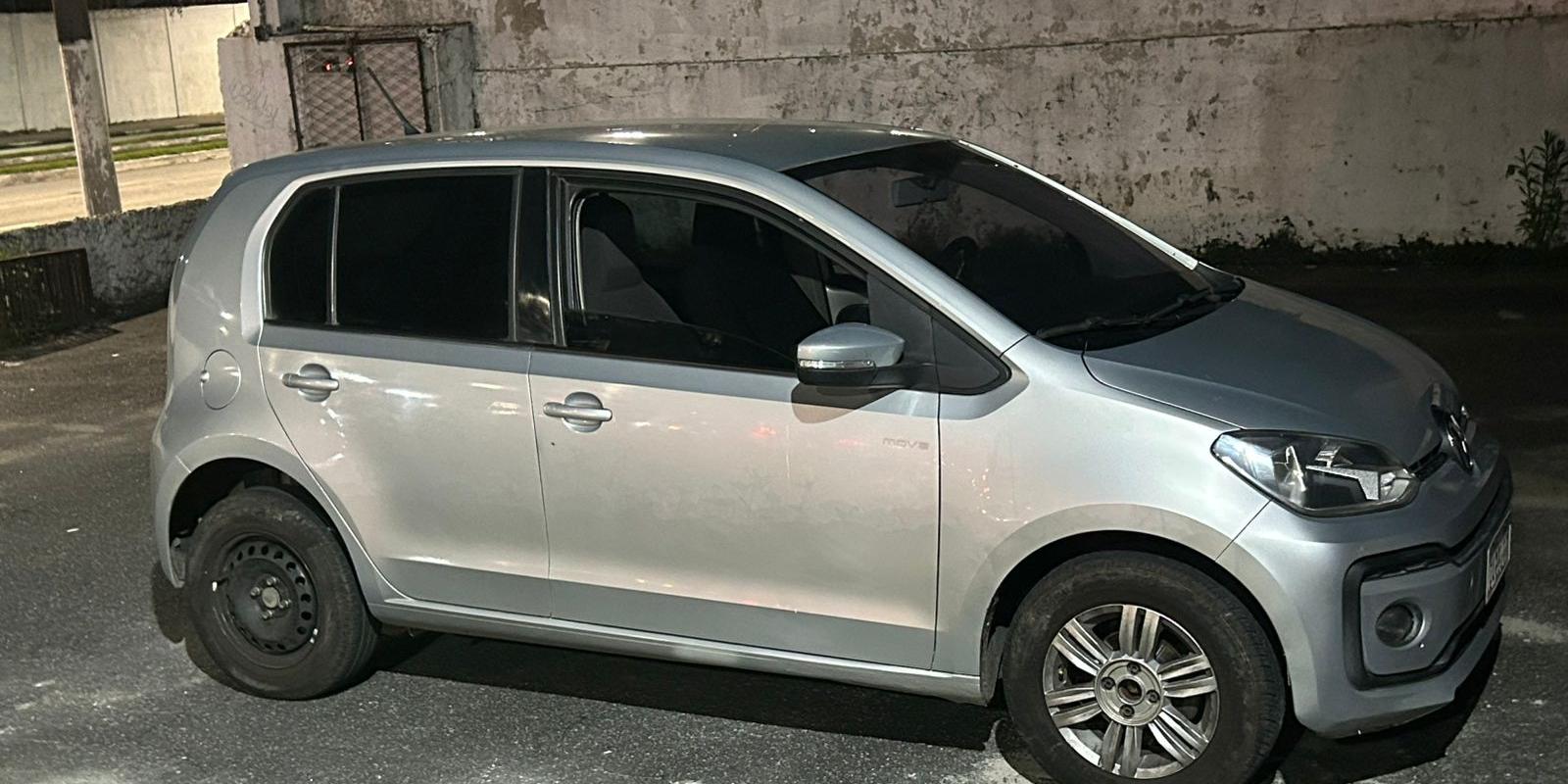 O carro que foi encontrado quando os policiais abordaram a dupla