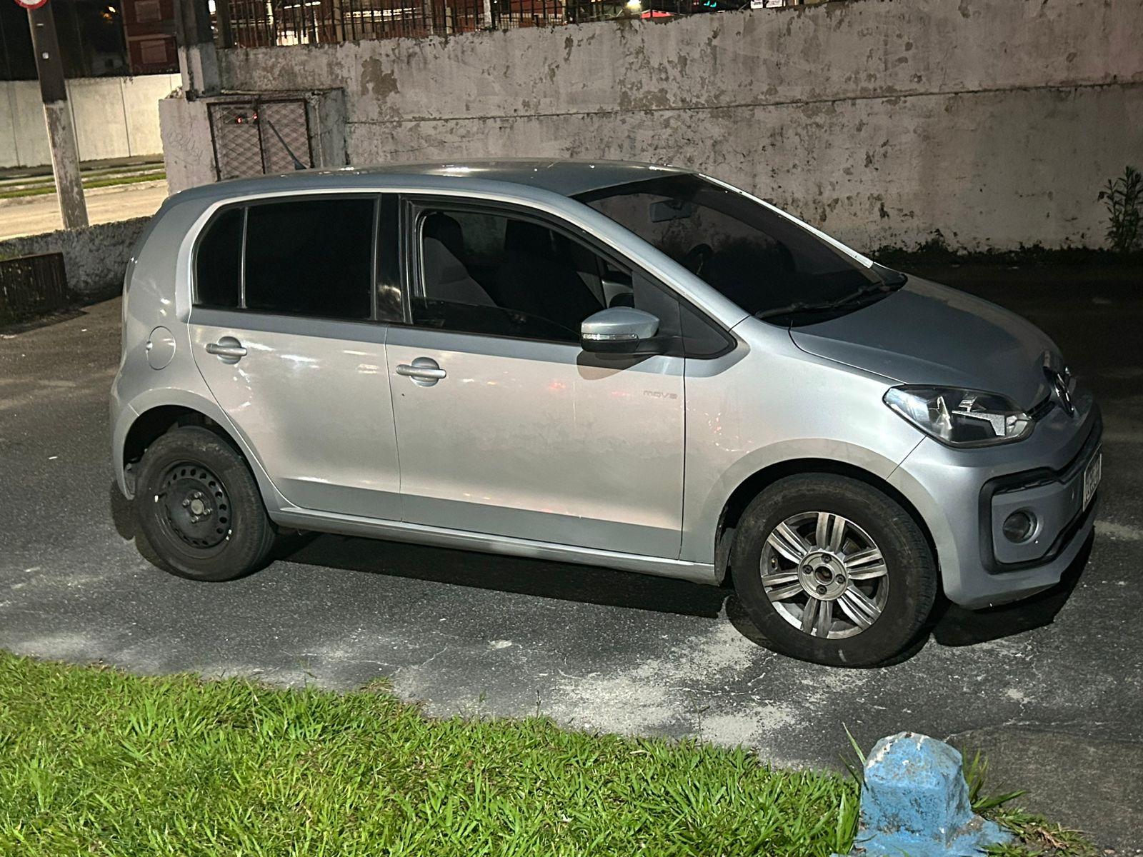 O carro que foi encontrado quando os policiais abordaram a dupla