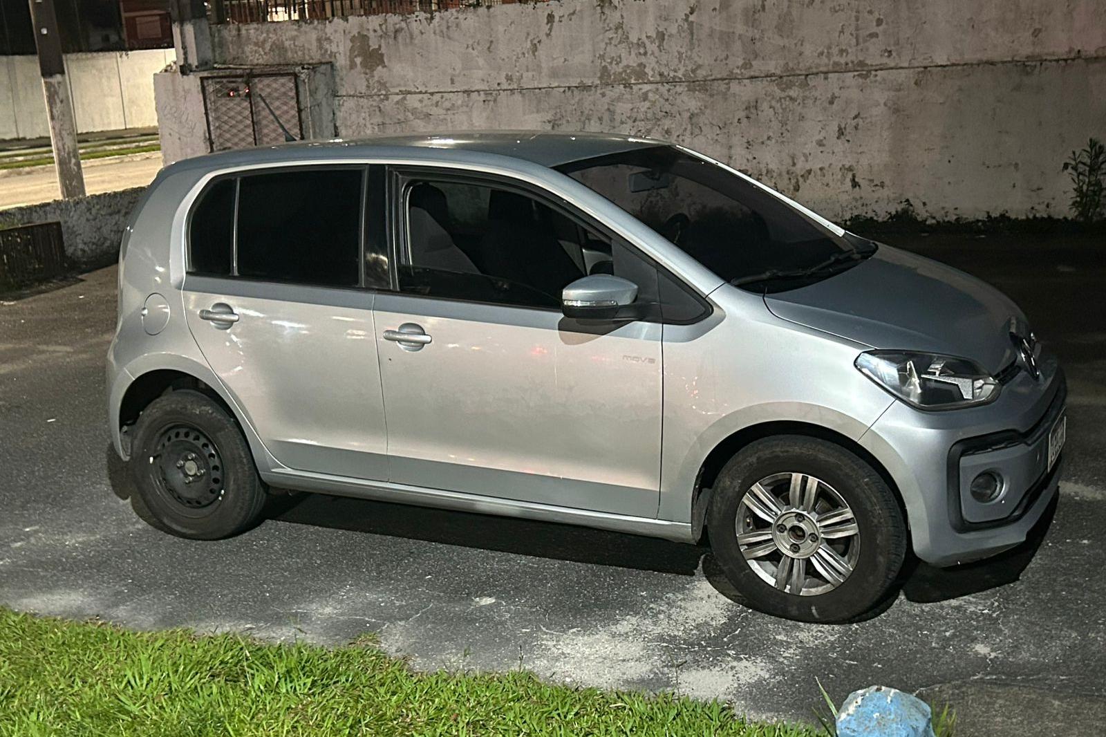 O carro que foi encontrado quando os policiais abordaram a dupla