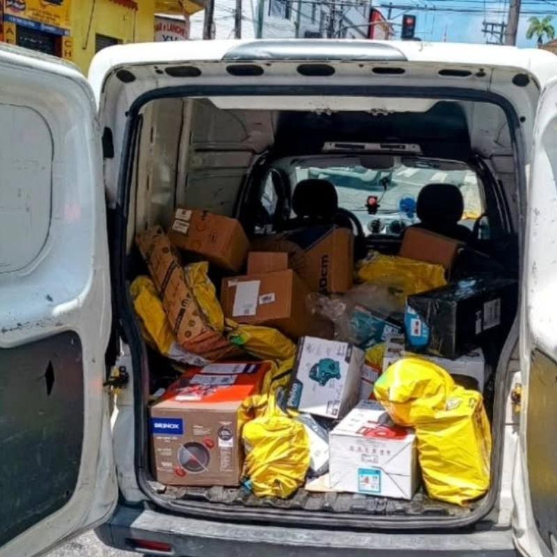 Diversos objetos do Mercado Livre estavam no porta-malas do veículo roubado