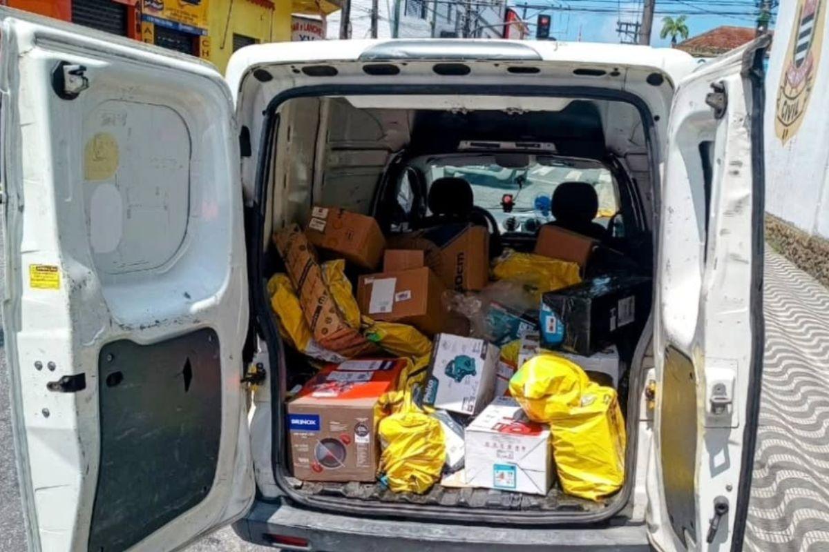 Diversos objetos do Mercado Livre estavam no porta-malas do veículo roubado