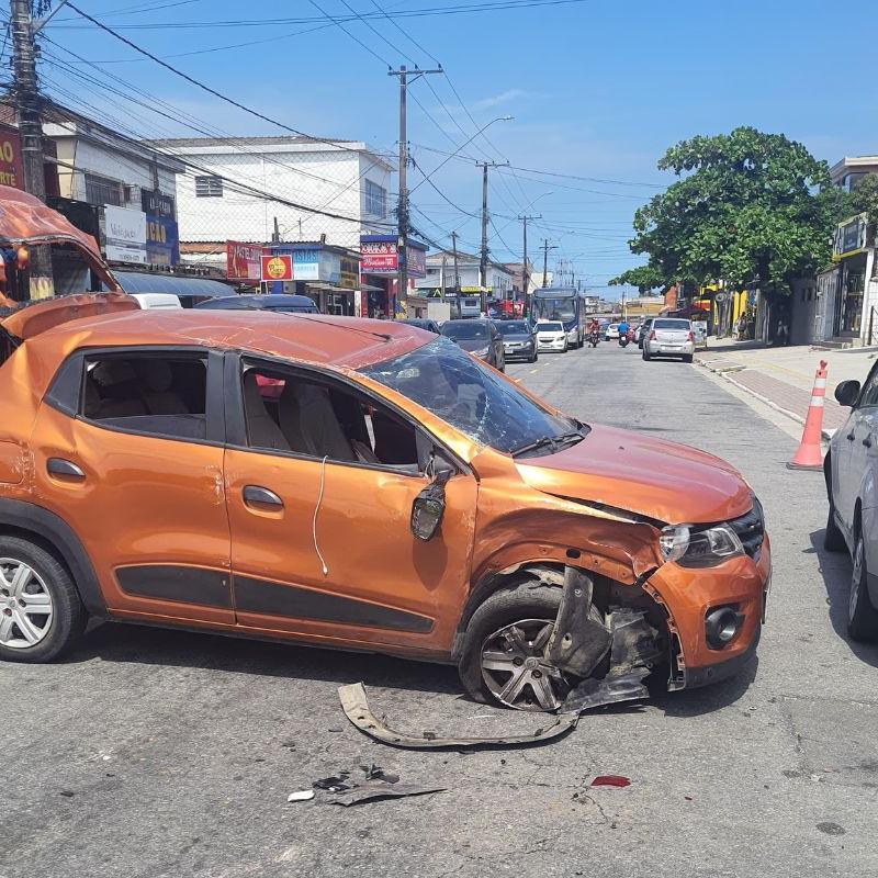 O veículo que trafegava em alta velocidade capotou