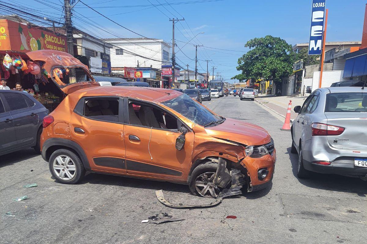 O veículo que trafegava em alta velocidade capotou