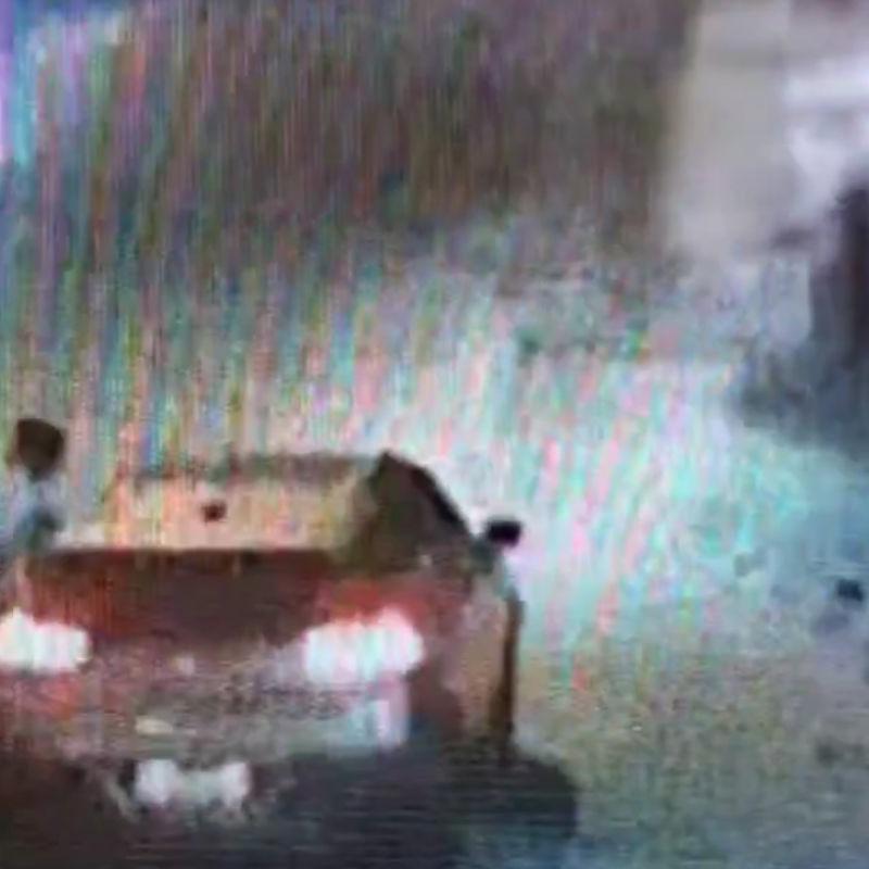 Criminoso tentou roubar o PM aposentado, que dirigia o veículo; na sequência, a vítima acelerou o carro, que acabou capotando e caindo no canal da Avenida Penedo, em São Vicente
