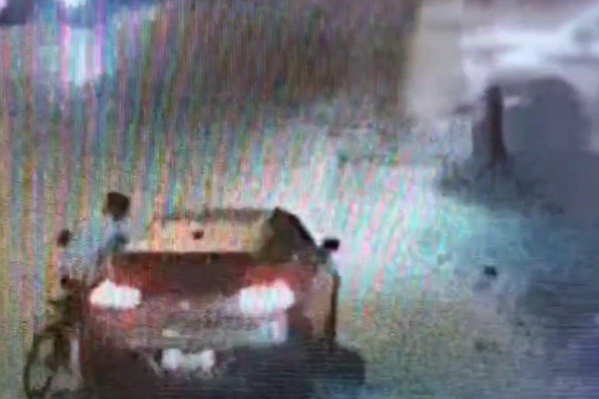 Criminoso tentou roubar o PM aposentado, que dirigia o veículo; na sequência, a vítima acelerou o carro, que acabou capotando e caindo no canal da Avenida Penedo, em São Vicente
