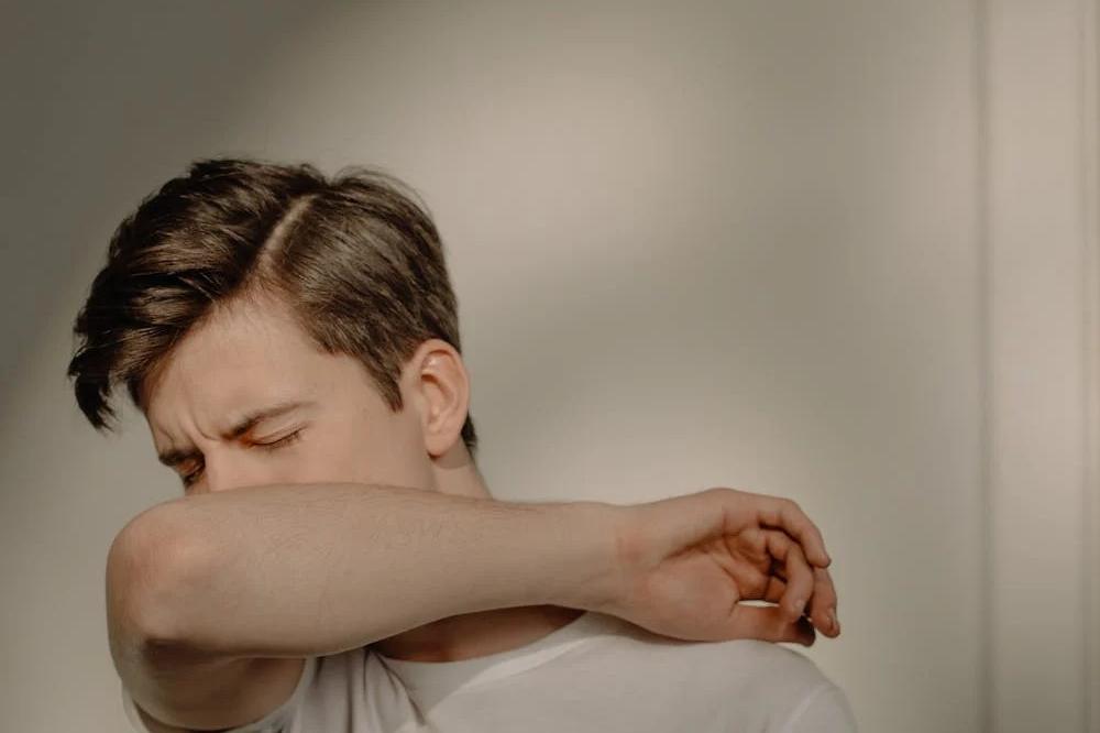 Tosse persistente, por mais de três semanas, é um dos principais sintomas da tuberculose