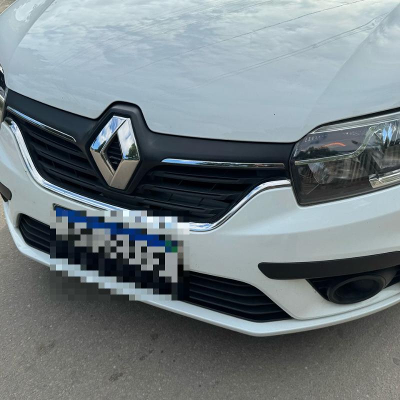Embora nenhuma arma tenha sido encontrada com o jovem, os policiais realizaram uma busca e localizaram um celular da marca Samsung