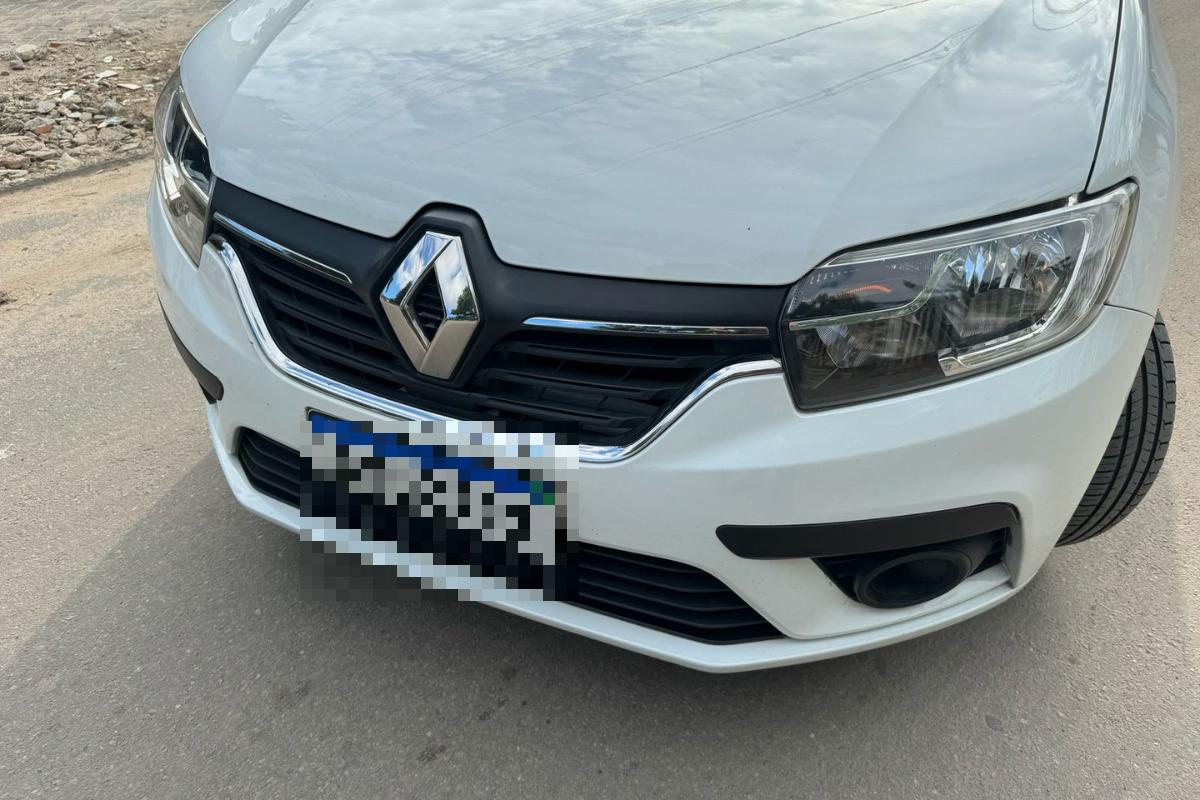 Embora nenhuma arma tenha sido encontrada com o jovem, os policiais realizaram uma busca e localizaram um celular da marca Samsung