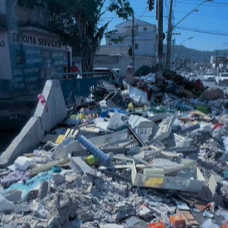 Enorme quantidade de lixo assustou os moradores de São Vicente