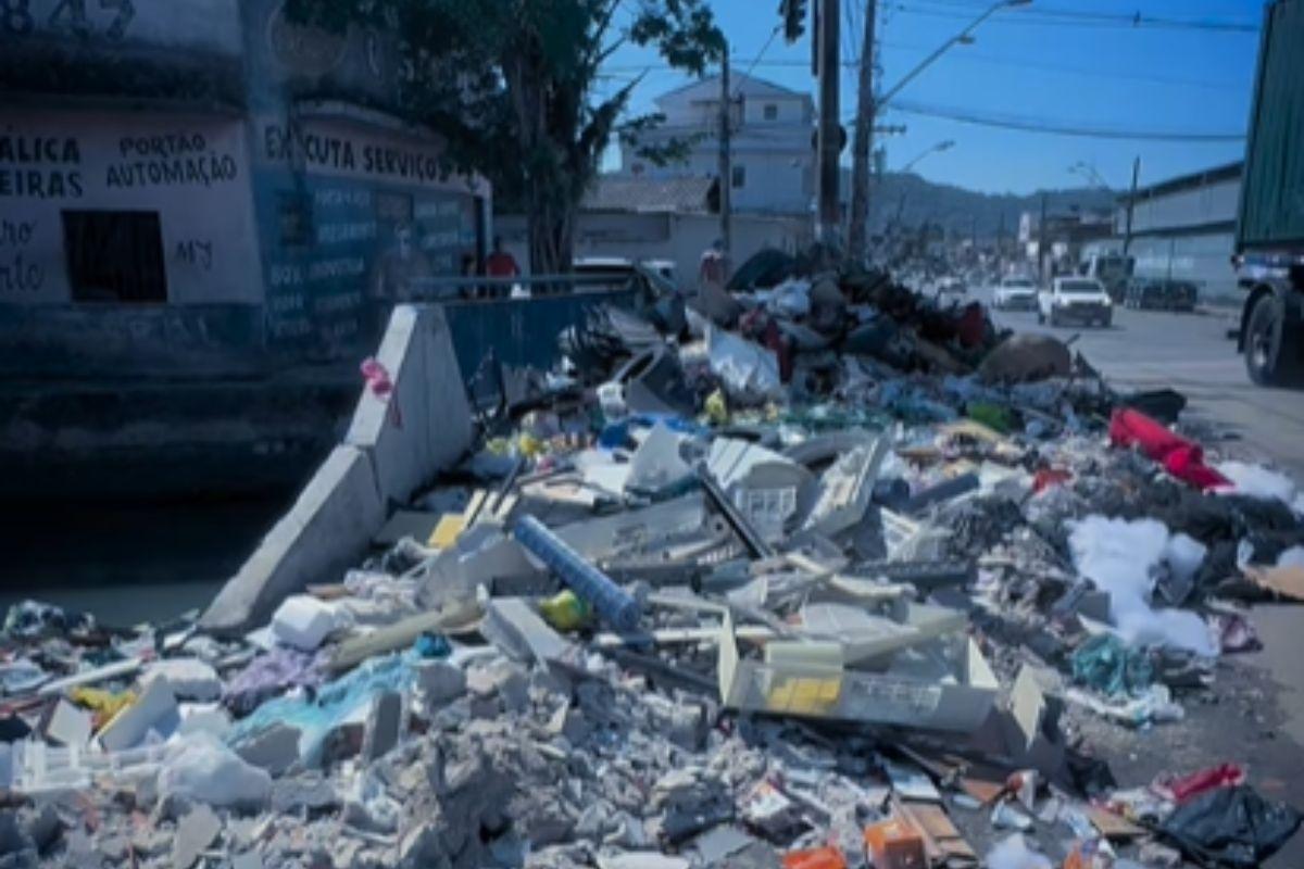 Enorme quantidade de lixo assustou os moradores de São Vicente