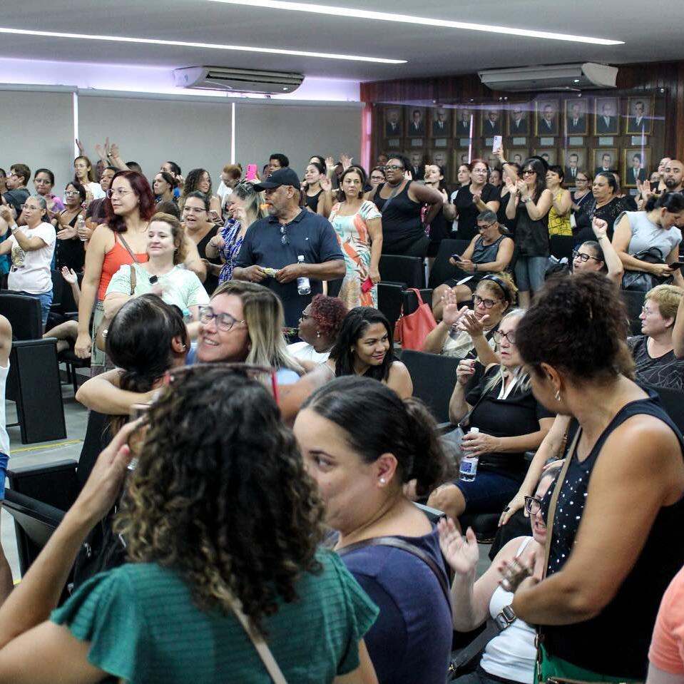 Cerca de 450 professores compareceram à Câmara de tardee