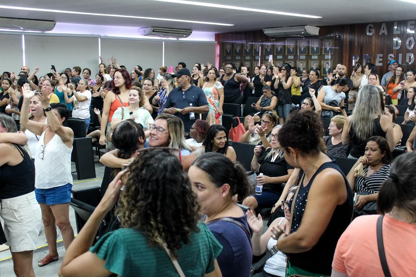 Cerca de 450 professores compareceram à Câmara de tardee