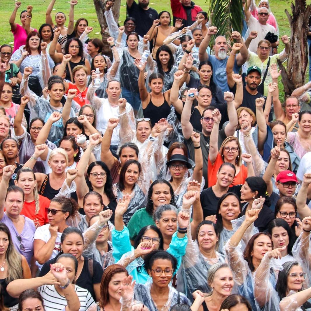 Professores se concentraram, pela manhã, na Avenida Ayrton Senna, no Itararé. Mais de mil, diz sindicato