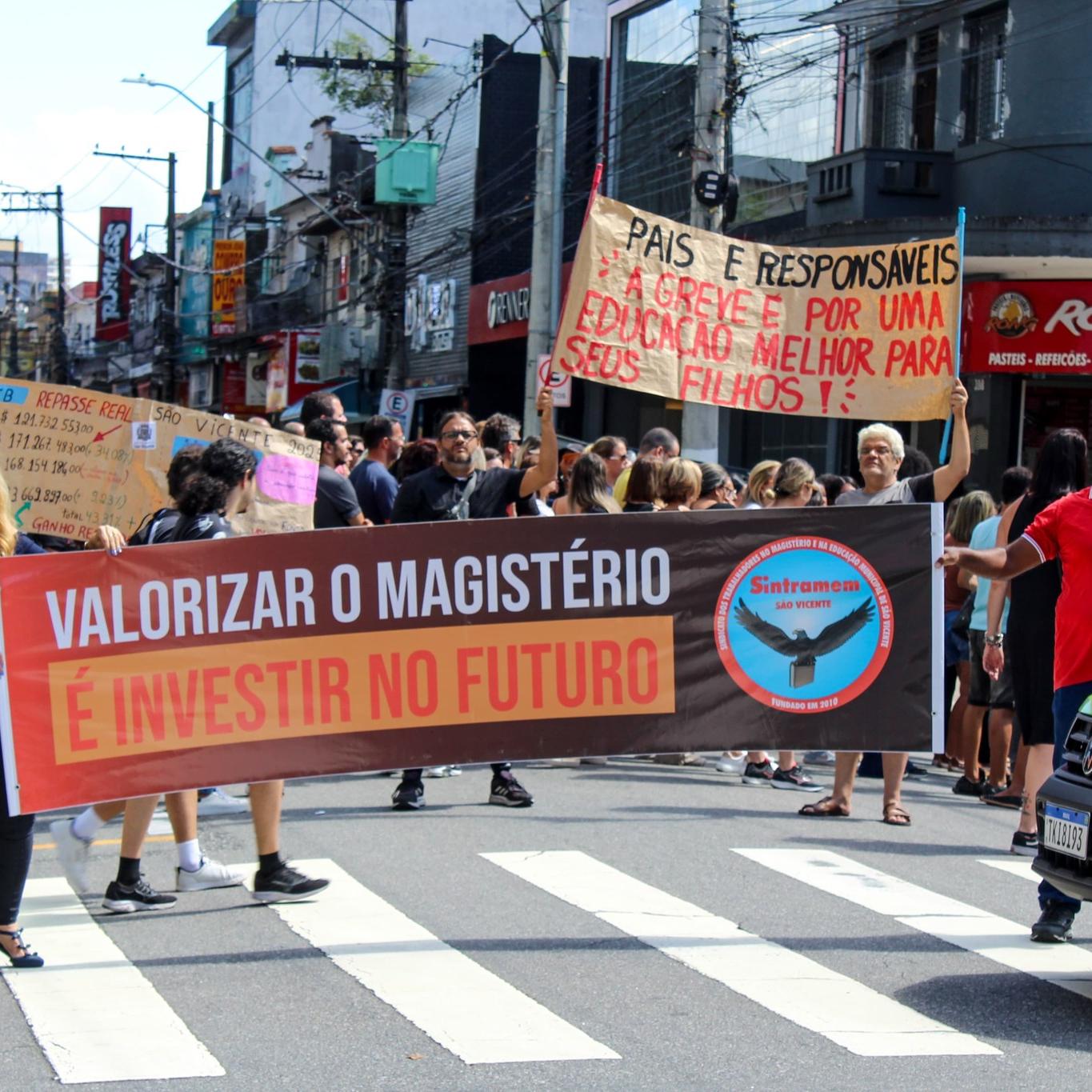 Na segunda-feira (7), servidores da Educação vicentina se manifestaram diante do Paço Municipal