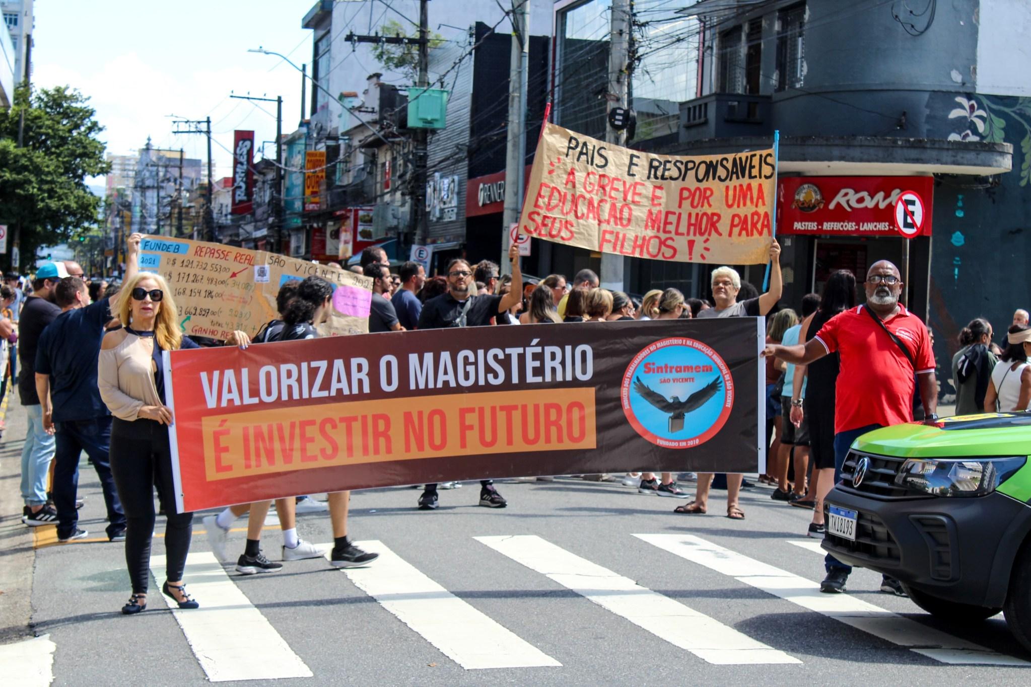 Na segunda-feira (7), servidores da Educação vicentina se manifestaram diante do Paço Municipal