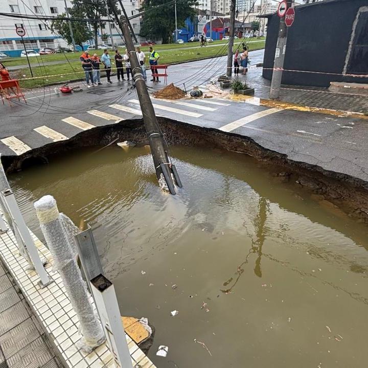 Cratera em São Vicente, na esquina da Avenida Marechal Deodoro com a Rua Pero Lopes de Souza