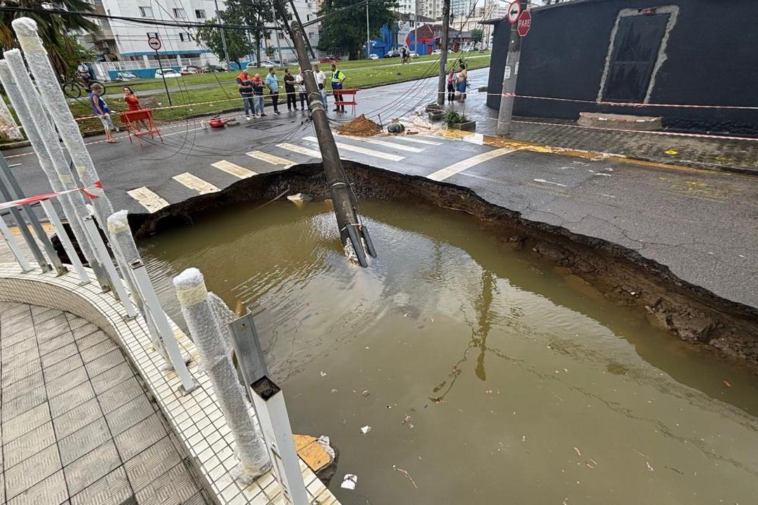 Cratera em São Vicente, na esquina da Avenida Marechal Deodoro com a Rua Pero Lopes de Souza