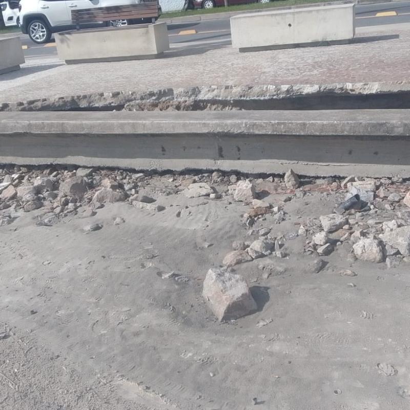 Segundo a funcionária, o buraco está localizado em frente à Avenida Antônio Rodrigues