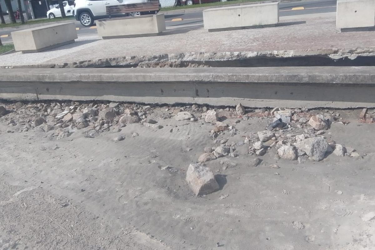 Segundo a funcionária, o buraco está localizado em frente à Avenida Antônio Rodrigues
