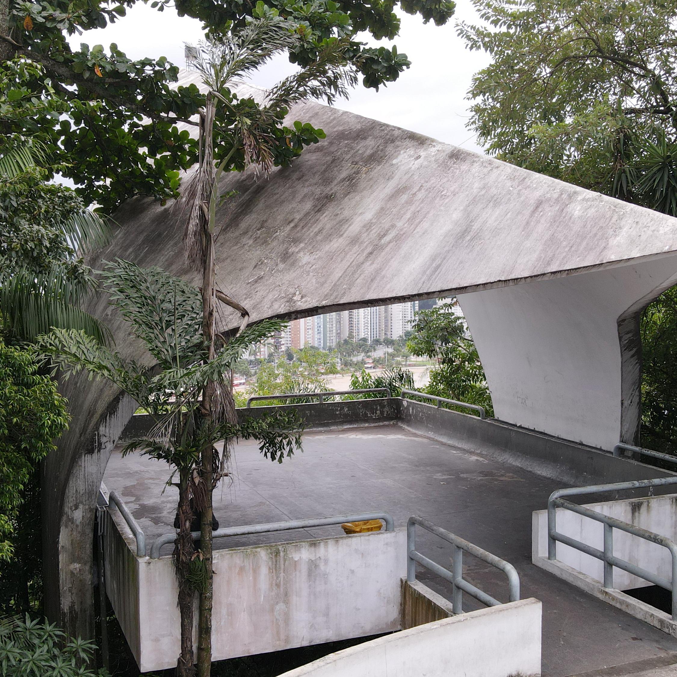 Projetado por Oscar Niemeyer e inaugurado em 2002, monumento está sujeito à ação do tempo