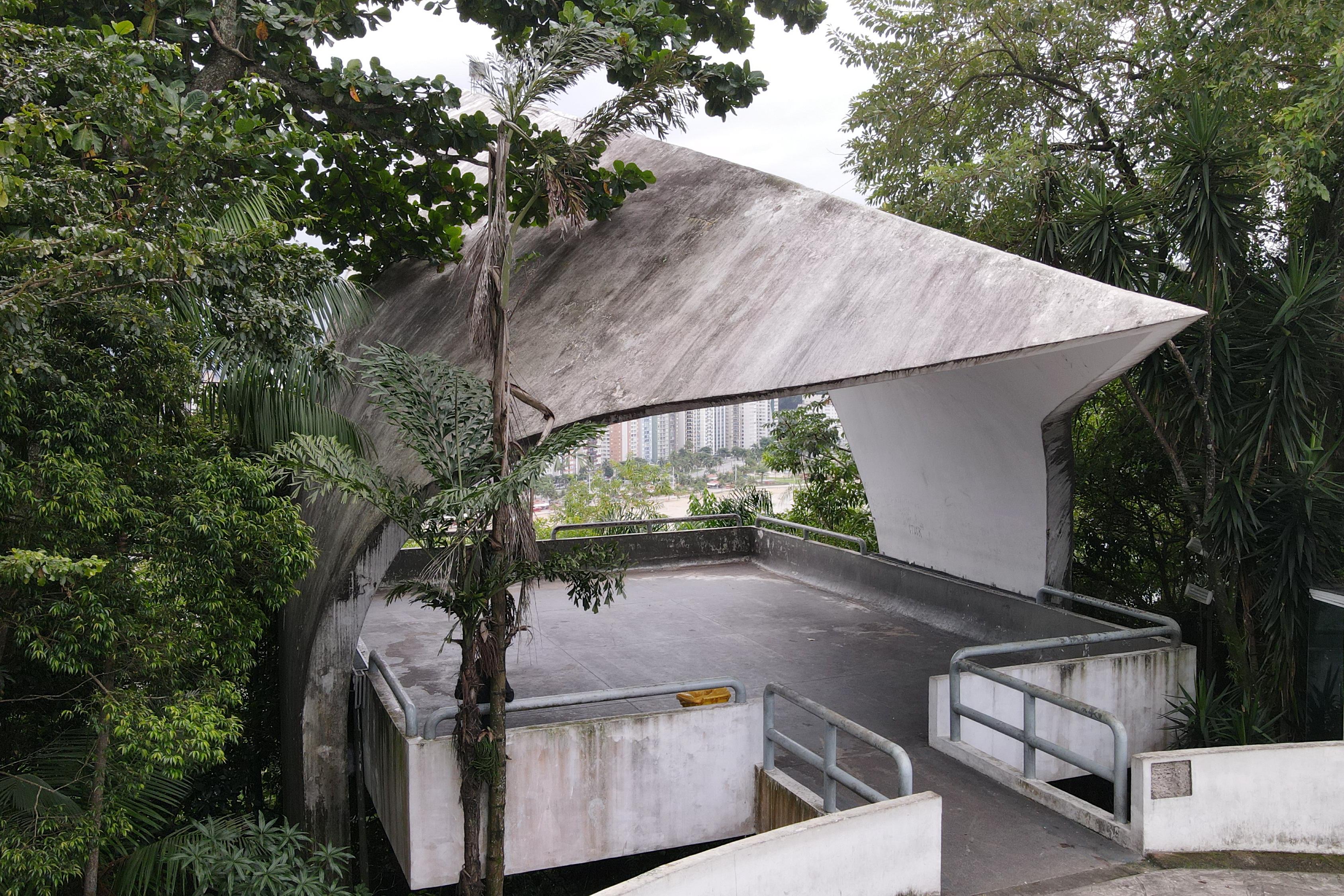 Projetado por Oscar Niemeyer e inaugurado em 2002, monumento está sujeito à ação do tempo