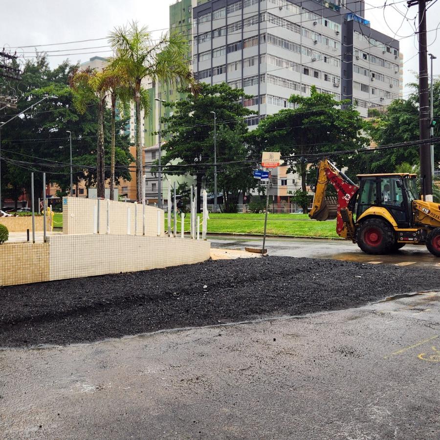 Prefeitura monitora local para verificar acomodação do aterro. Depois, terá asfalto, guias e sarjetas novos