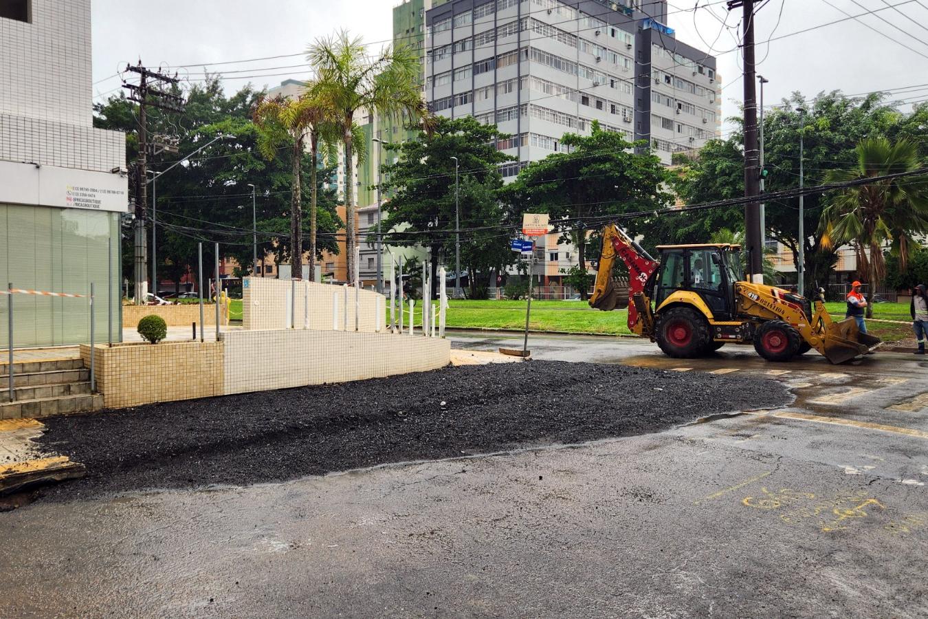 Prefeitura monitora local para verificar acomodação do aterro. Depois, terá asfalto, guias e sarjetas novos