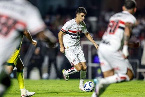 São Paulo descarta lesão, mas Oscar deve ser desfalque contra Talleres na Libertadores