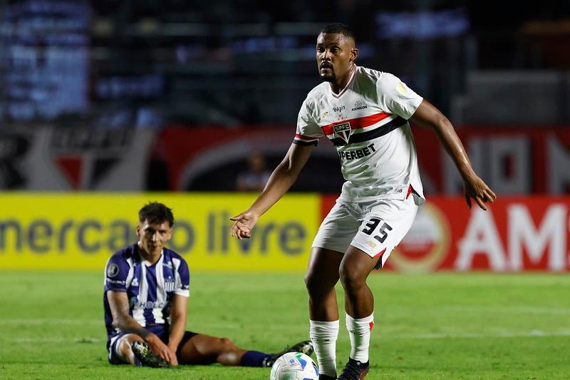 O São Paulo venceu o Talleres por 2 a 1 nesta terça-feira (27), no MorumBis