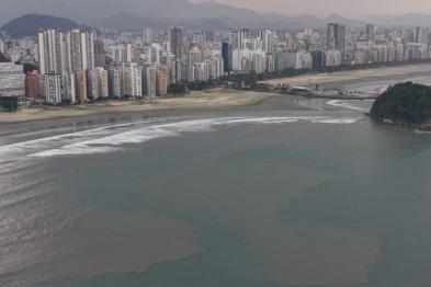 Mancha tomou toda a praia do Itararé na manhã de domingo (8)