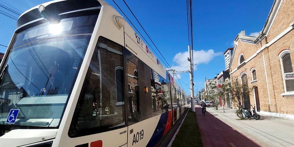 Testes do Veículo Leve Sobre Trilhos têm ocorrido diariamente, por volta do meio-dia, ainda sem passageiros. Ainda haverá operação assistida
